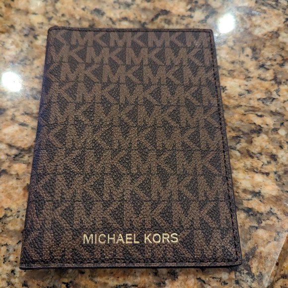 Michael Kors passport holder/wallet - Picture 1 of 3
